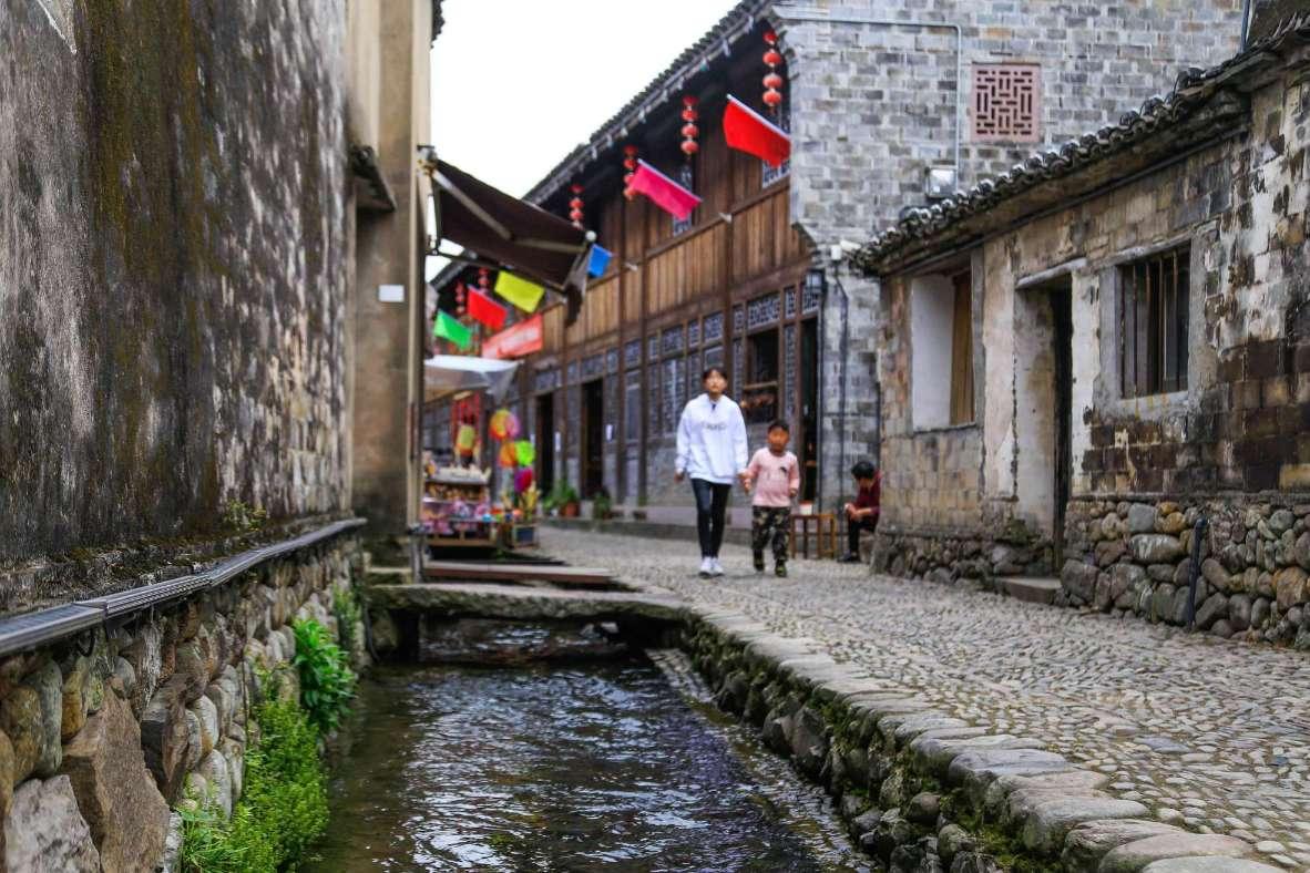 跳动的圆球